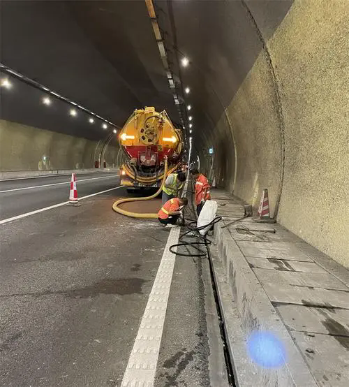 昌江隧道排水渠清淤